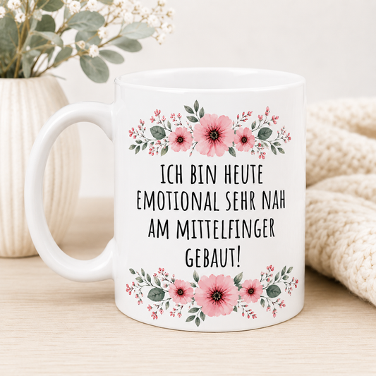 Blumen Tasse „Ich bin heute emotional sehr nah am Mittelfinger gebaut!“ – Lustige Keramiktasse